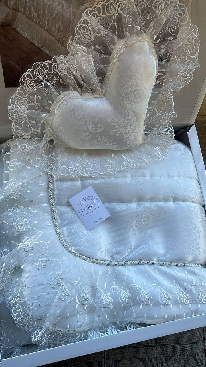 Trapuntino Sposa con pizzo e organza ricamata con 2 cuscini arredo cuore