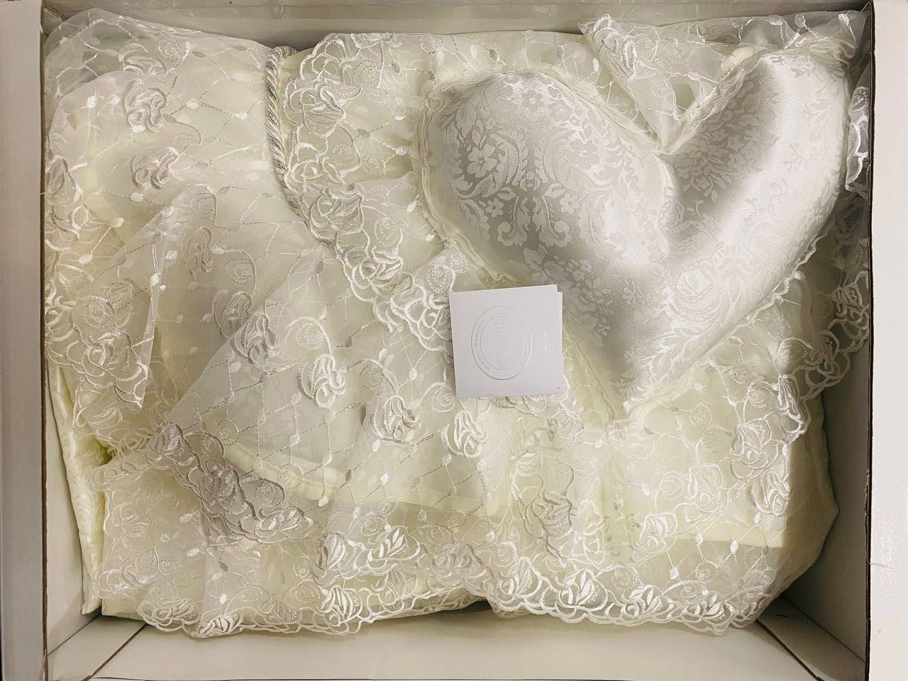 Trapuntino Sposa con pizzo e organza ricamata con 2 cuscini arredo cuore