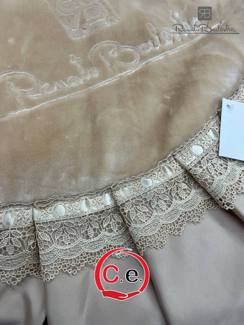 Coperta Sofia in pile di Renato Balestra con riccio e macramè